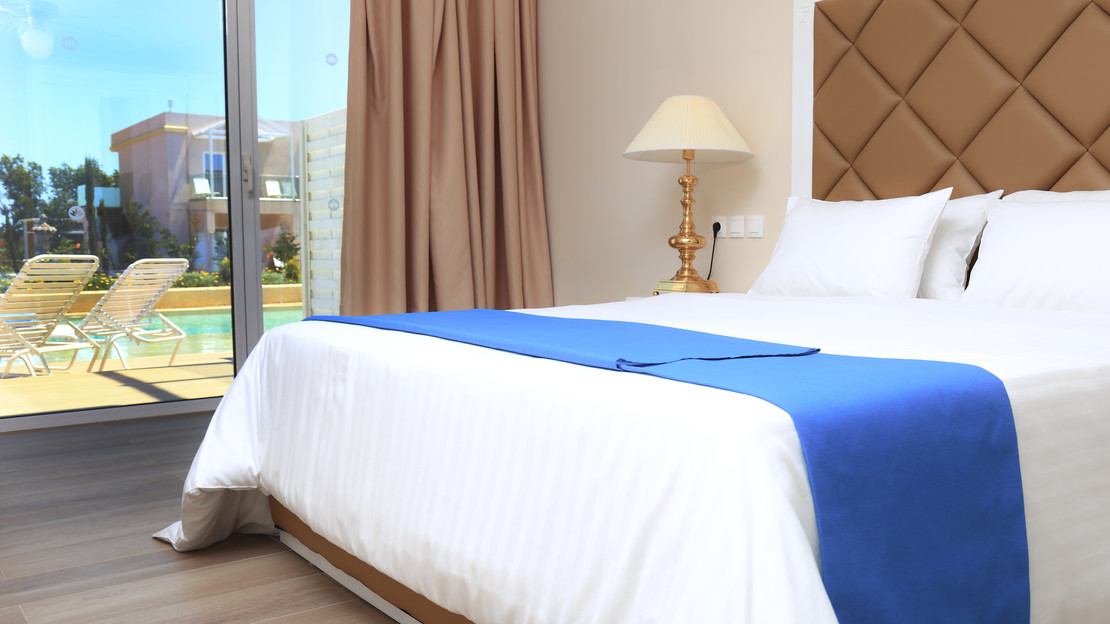 One Bedroom Suite Swim-up